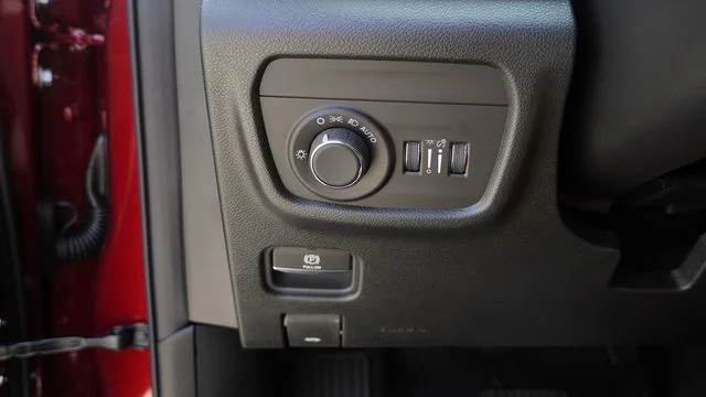 New 2026 Velvet Red Pearl-Coat Exterior Paint Jeep Altitude image 24