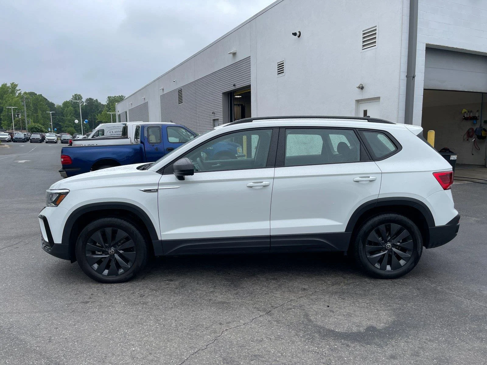 Used 2022 Pure White Volkswagen S image 2