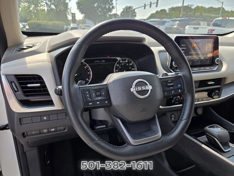 Used 2025 White Pearl NISSAN AWD SV image 11