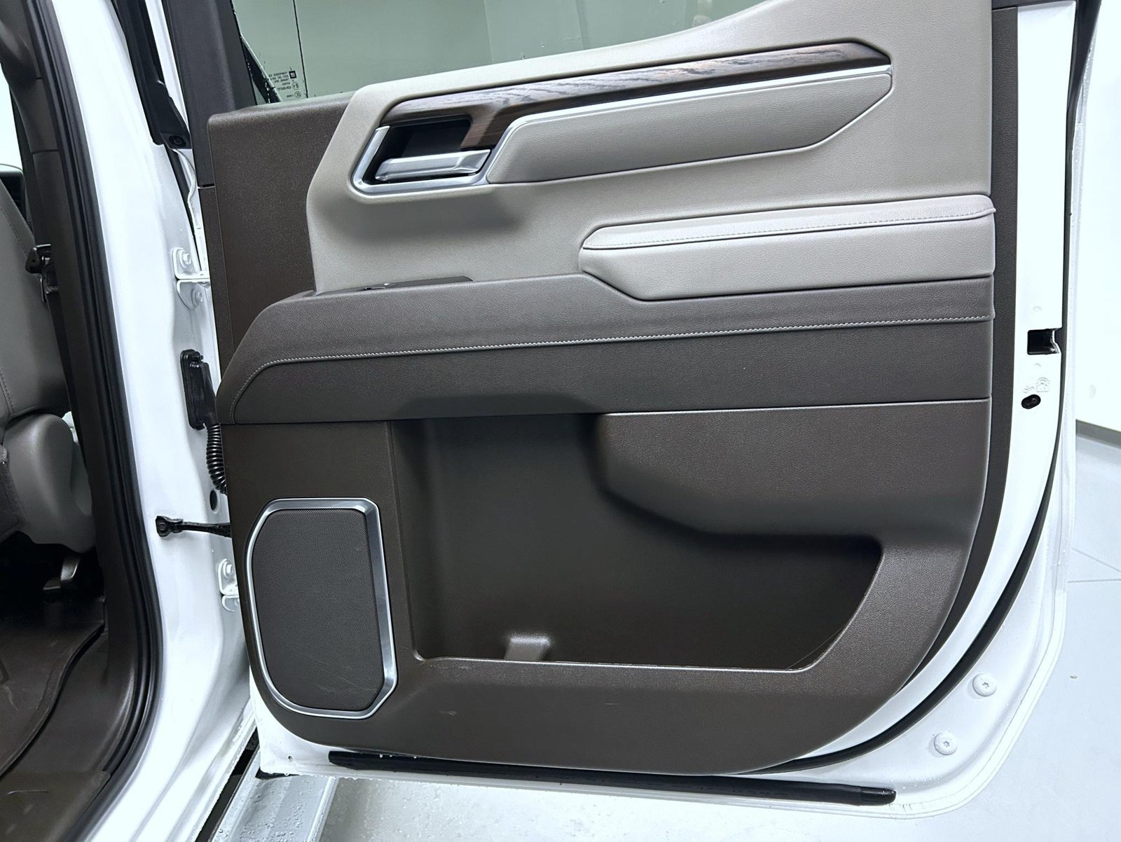 Used 2025 White GMC SLT image 17