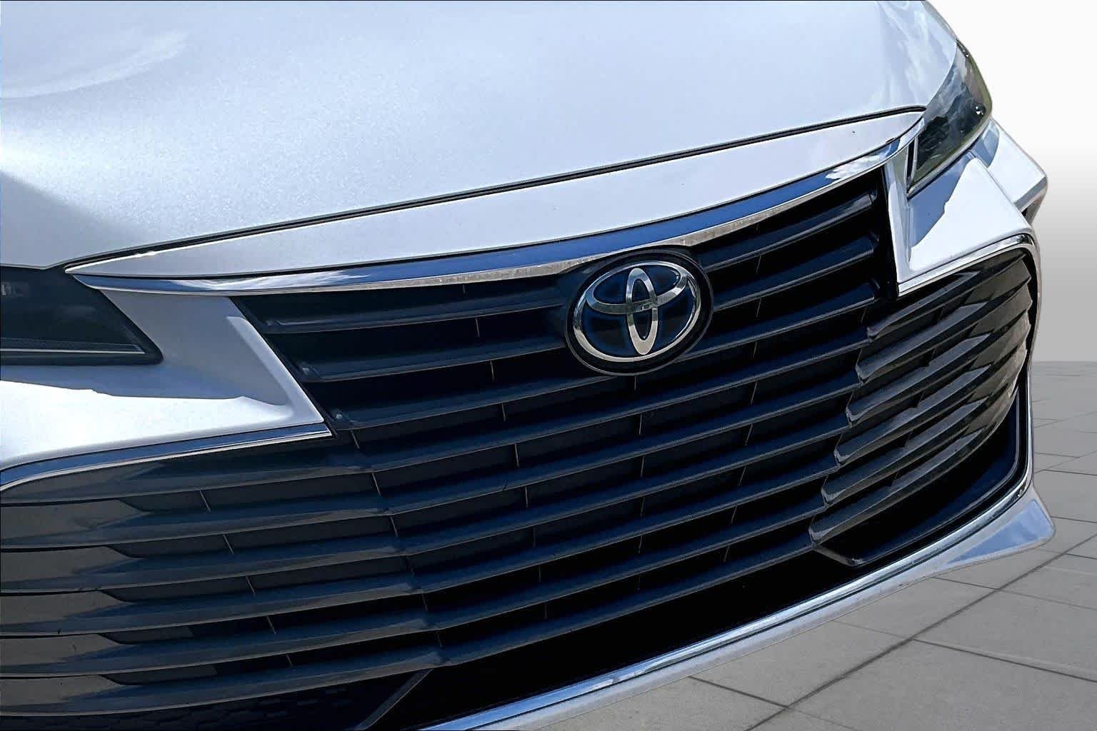 Used 2019 Wind Chill Pearl Toyota Hybrid Limited image 30