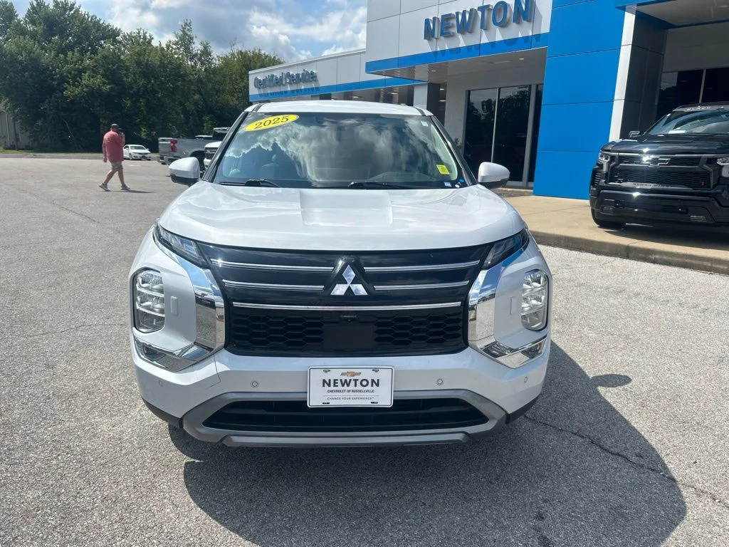Used 2025  Mitsubishi SE image 2