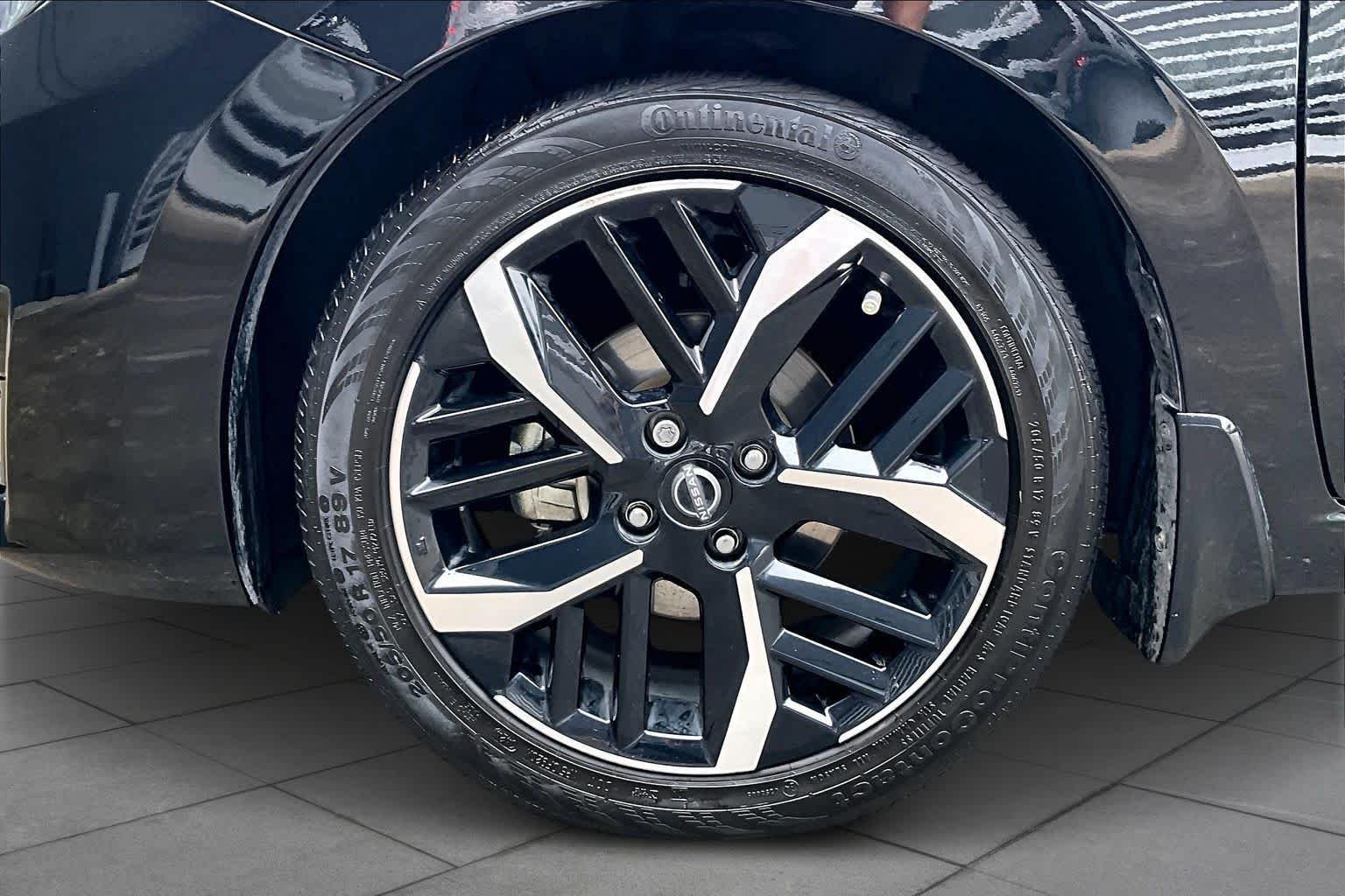 Used 2025 Super Black Nissan SR image 10