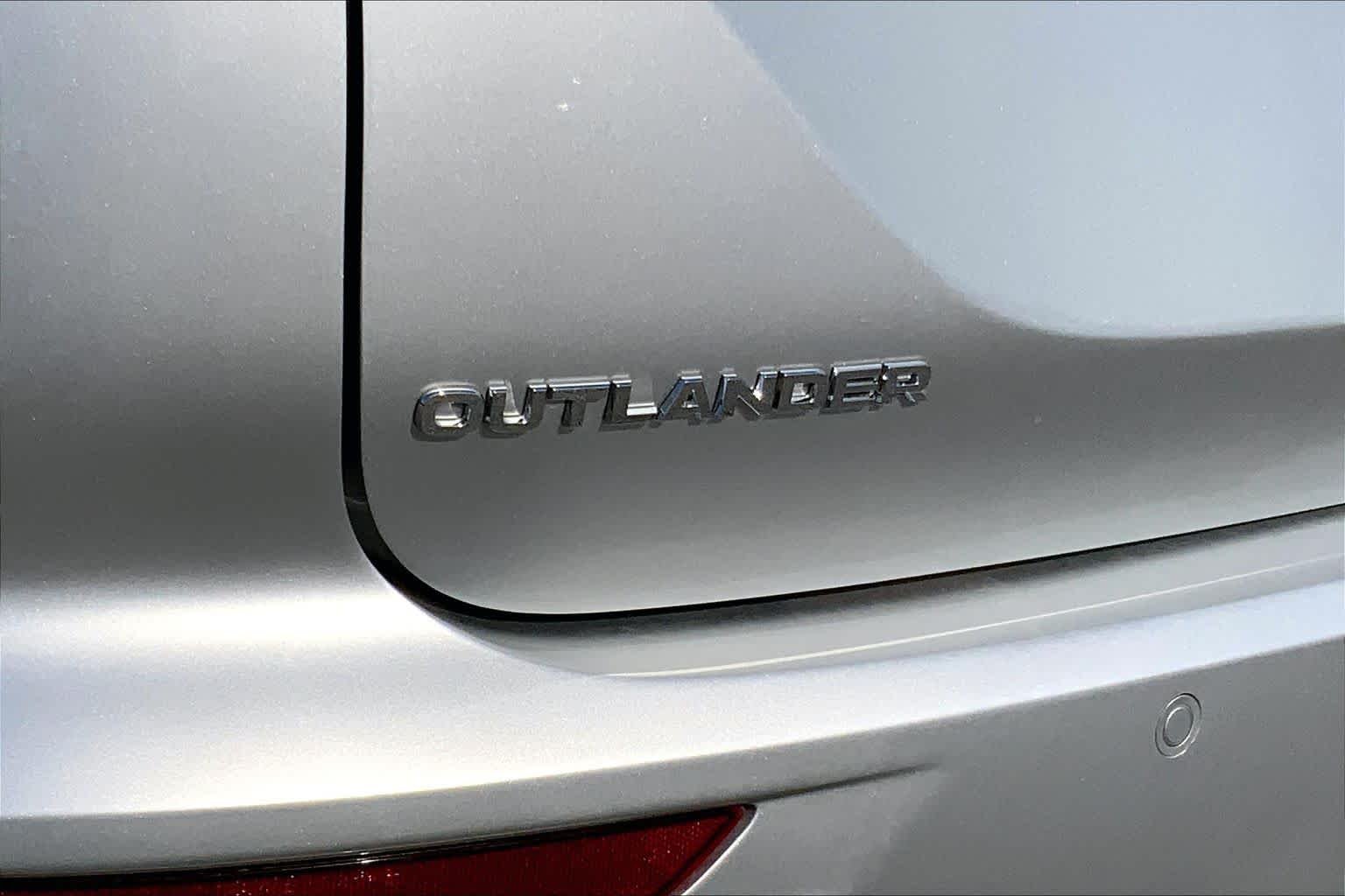 Used 2022 Alloy Silver Metallic Mitsubishi SE image 10