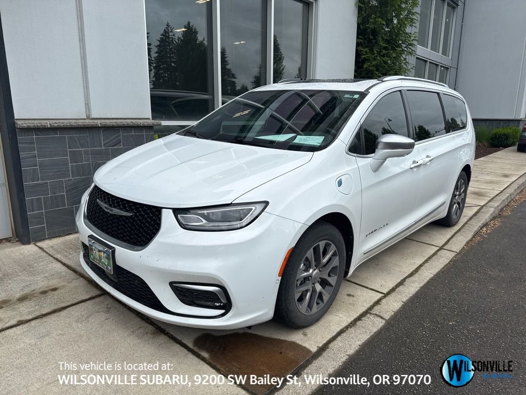 2022 Chrysler Pacifica Hybrid Pinnacle Hybrid's photo