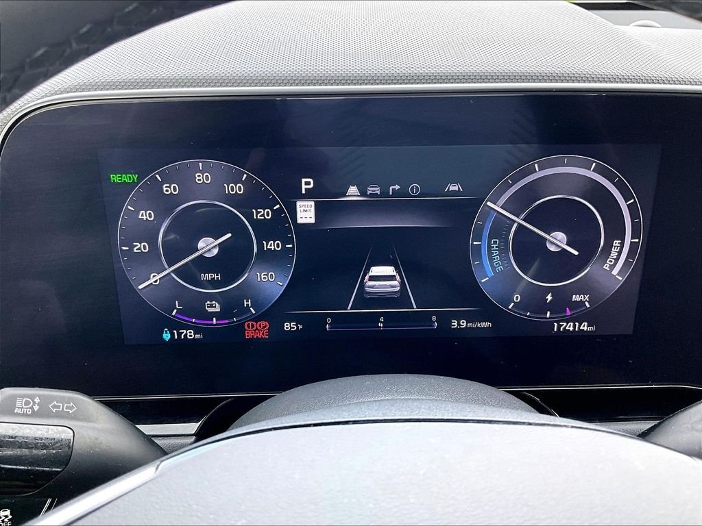 Used 2024 White Kia Wind image 24