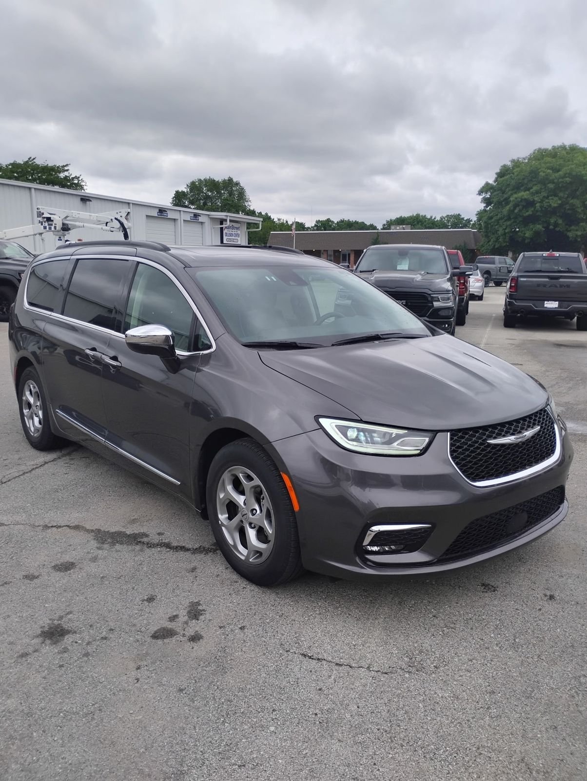 2023 Chrysler Pacifica Limited's photo