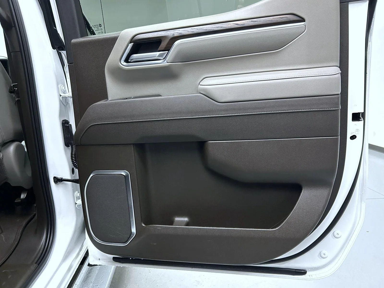 Used 2025 White GMC SLT image 17