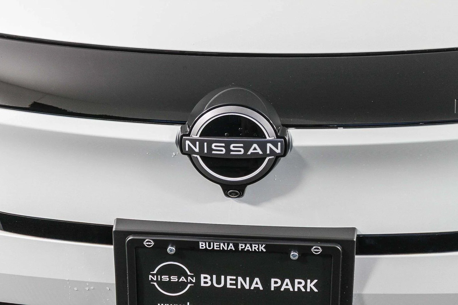 New 2026 Everest White Pearl TriCoat / Super Black Two-tone Nissan SV+ image 5