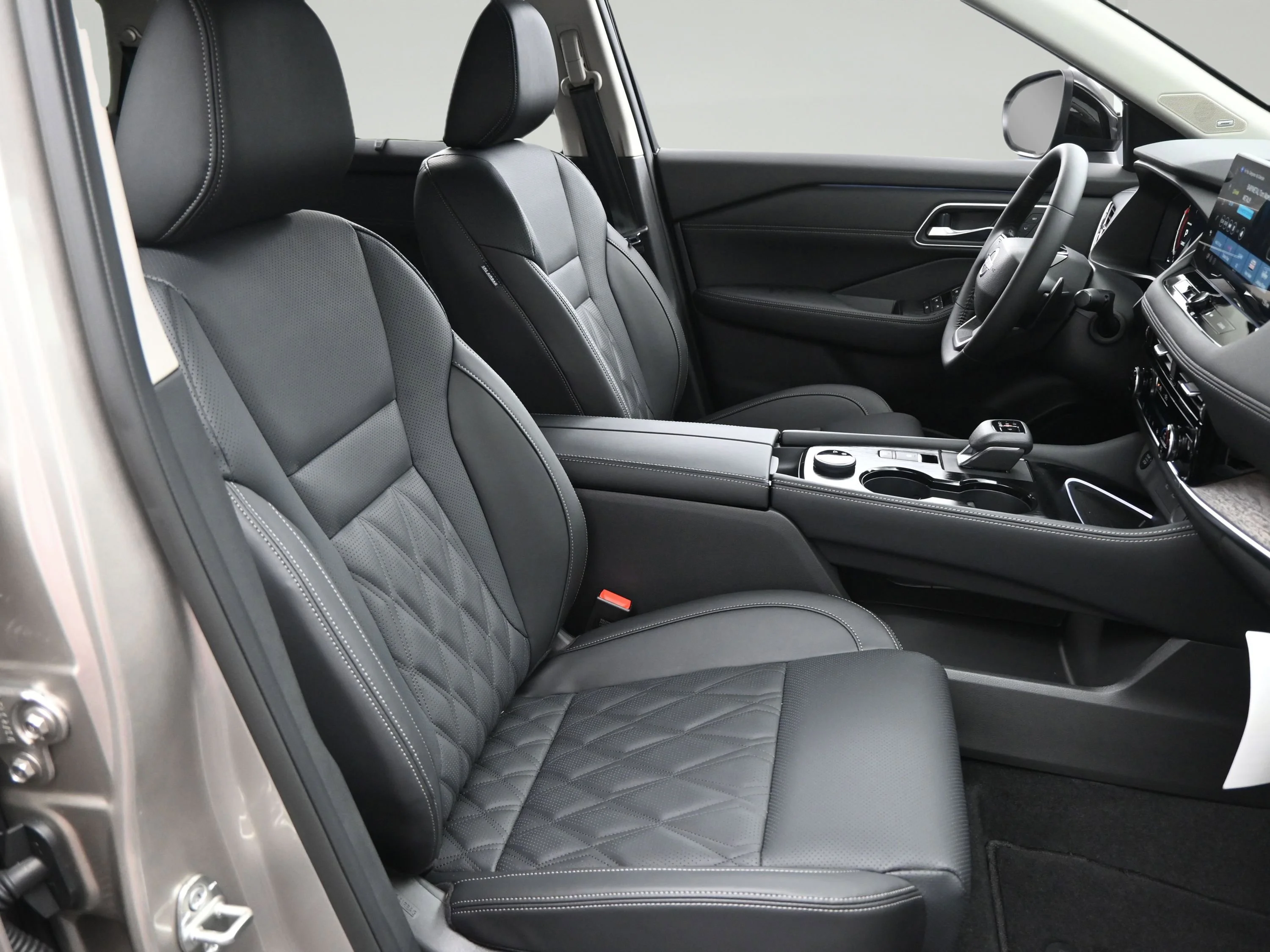 New 2026 Champagne Silver Metallic/Super Black Nissan Platinum image 14