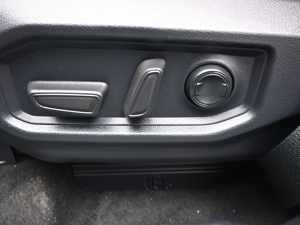 Used 2025  Toyota Limited image 31