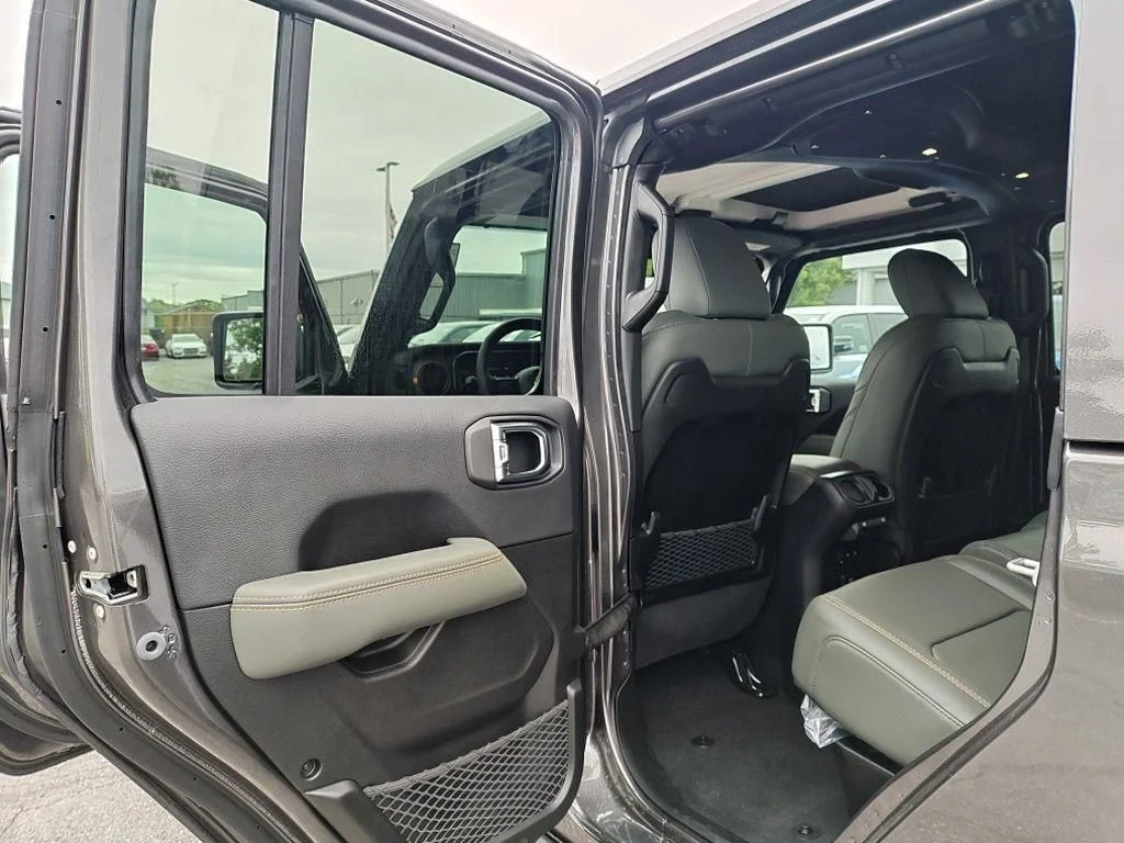 New 2026 Granite Crystal Metallic Clear-Coat Exterior Paint Jeep Mojave X image 29