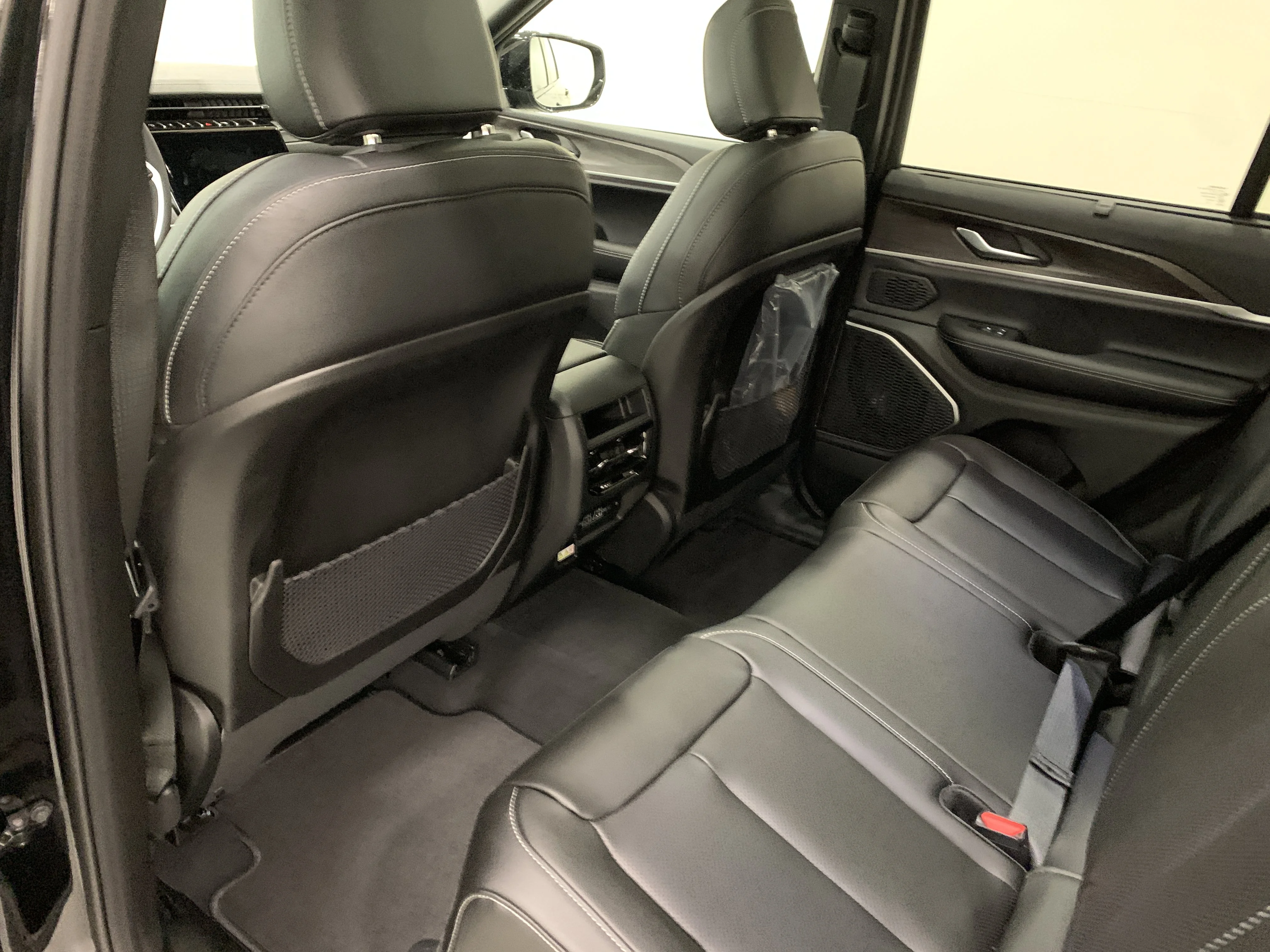 New 2025 Diamond Black Crystal Pearl Jeep Limited image 8