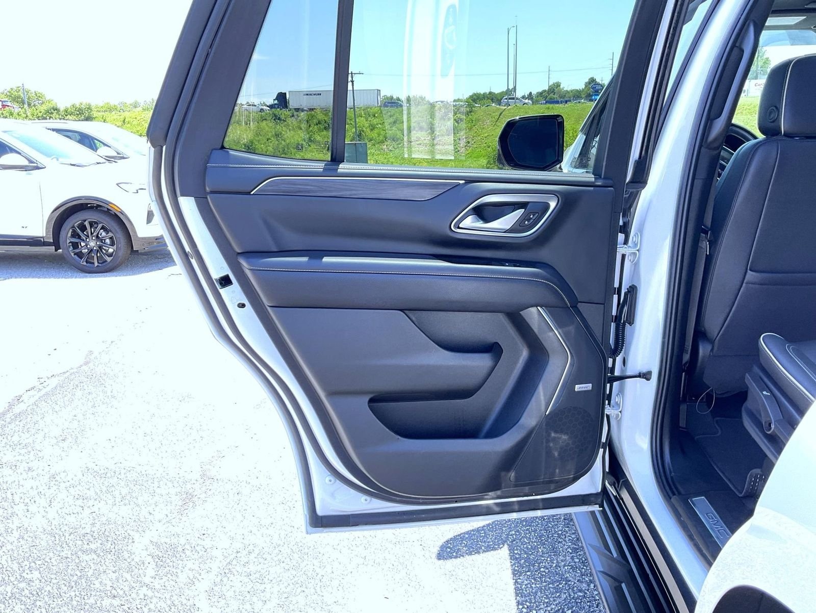 Used 2022 White GMC SLT image 21