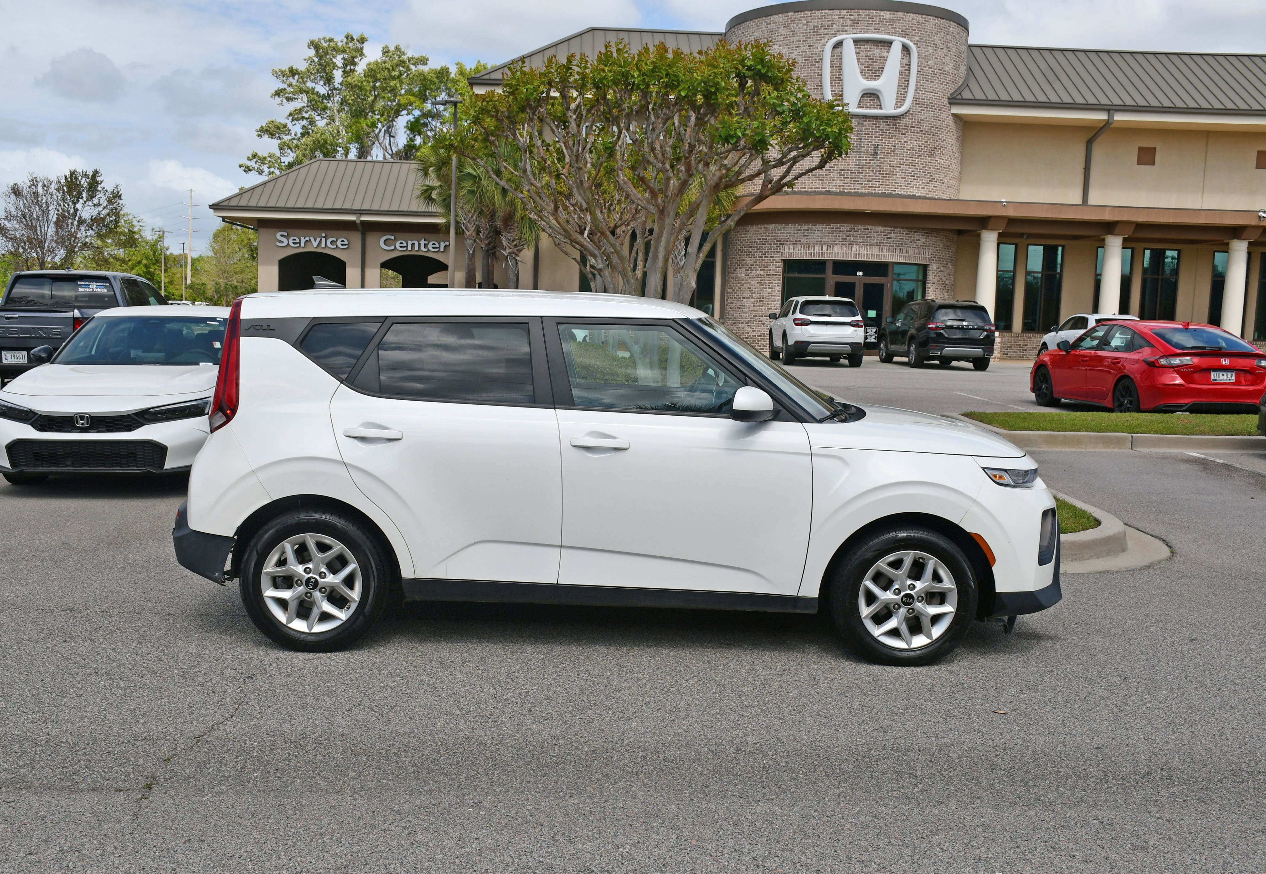 Used 2021 White Kia S image 4
