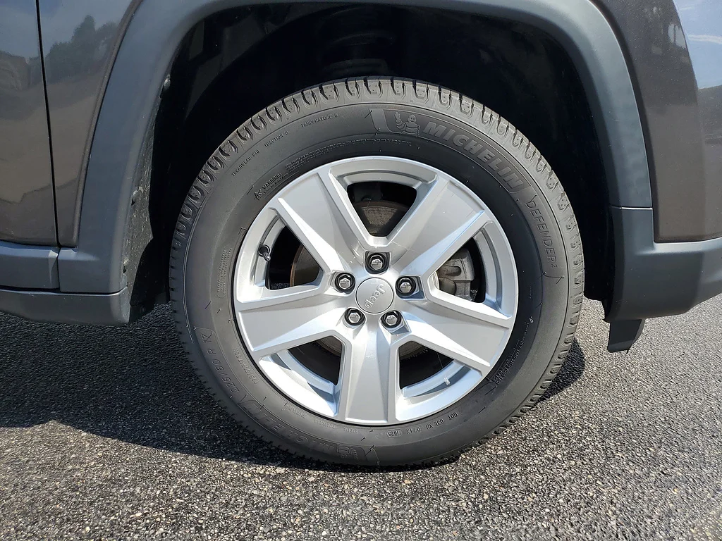 Used 2022 Granite Crystal Metallic Clear Coat Jeep Latitude image 5
