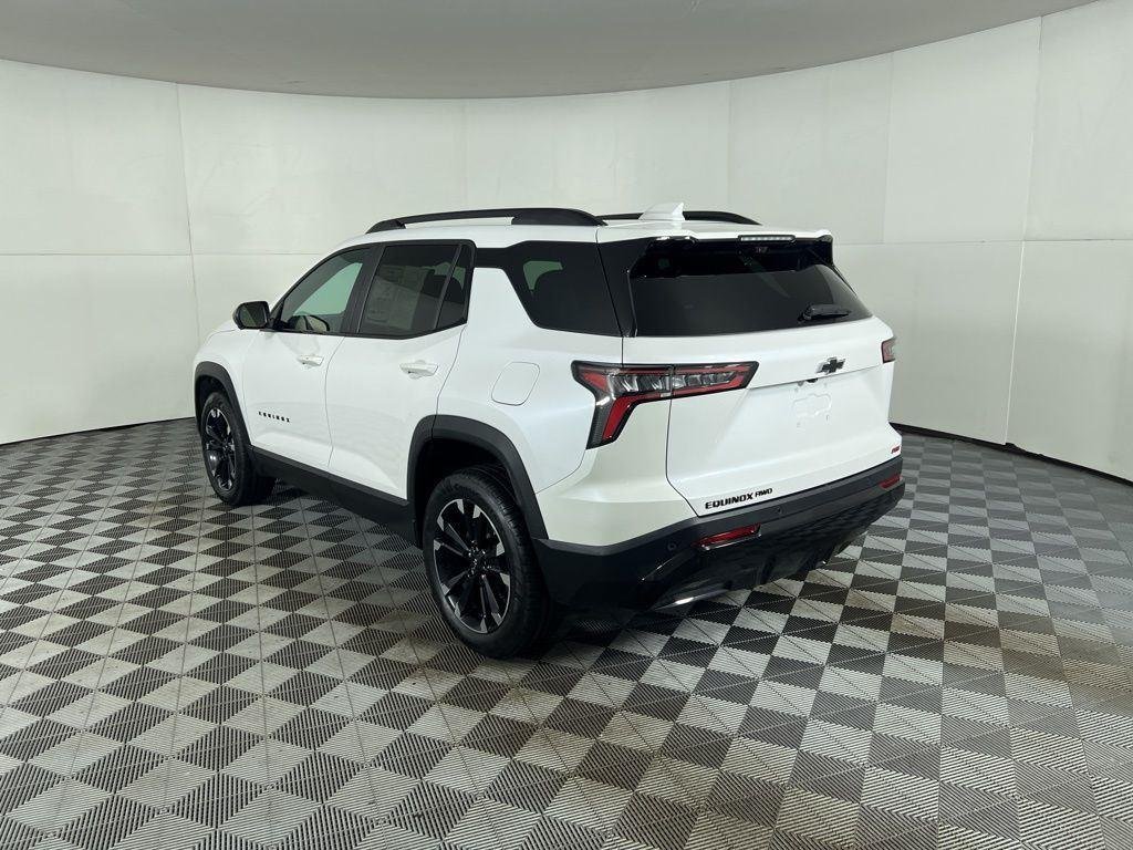 Used 2025 Pearl Chevrolet RS image 3