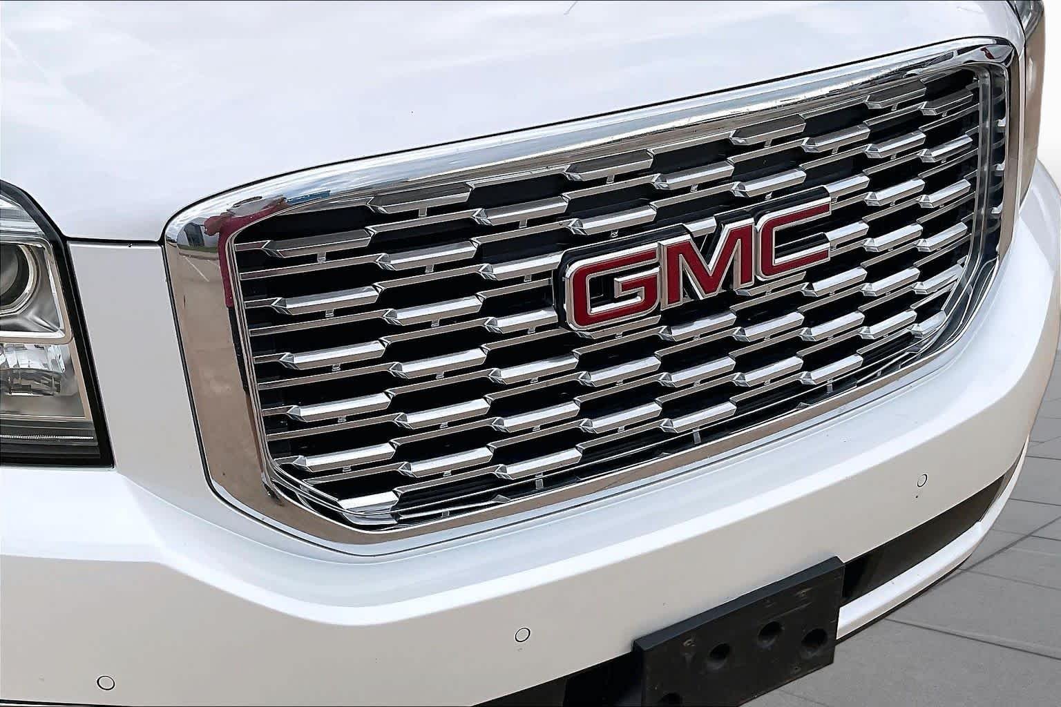 Used 2018 WHITE FROST TRICOAT GMC Denali image 29