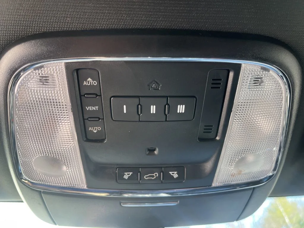 Used 2018 True Blue Jeep Limited image 23