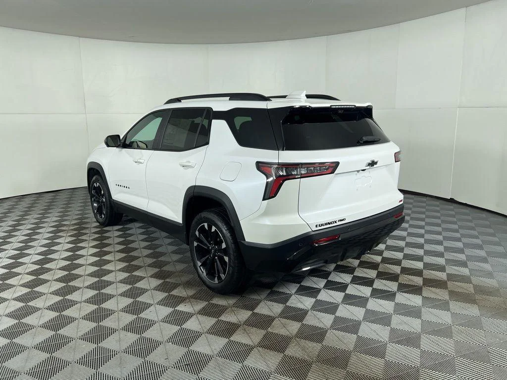 Used 2025 Pearl Chevrolet RS image 3