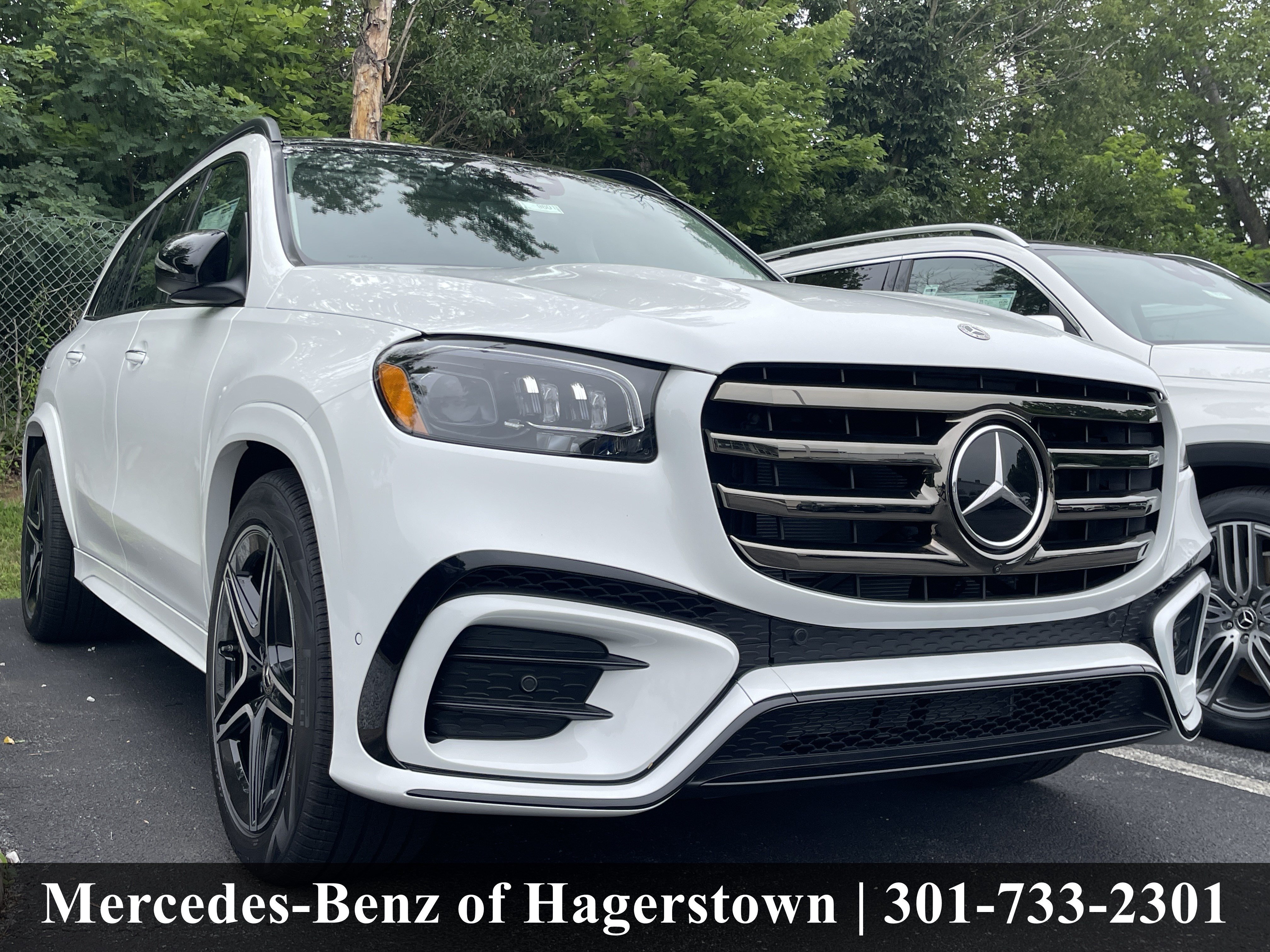 New 2026 MANUFAKTUR Moonlight White Metallic Mercedes-Benz GLS 450 image 1