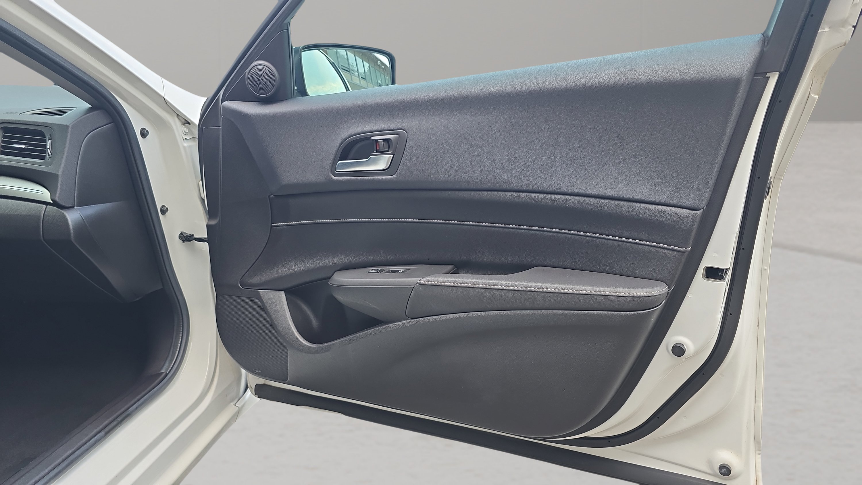 Used 2019 White Acura w/Premium Pkg image 24