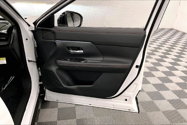 New 2026 Aspen White with Black Roof Nissan SR image 34