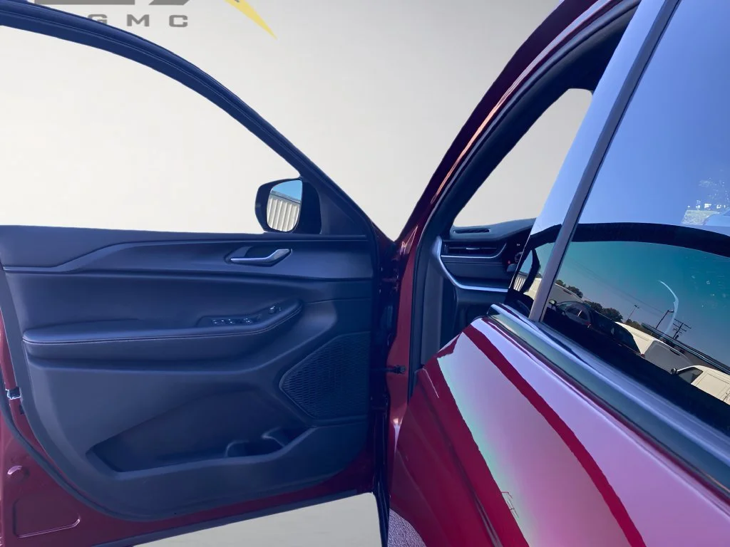 Used 2023 Red Jeep Altitude image 17