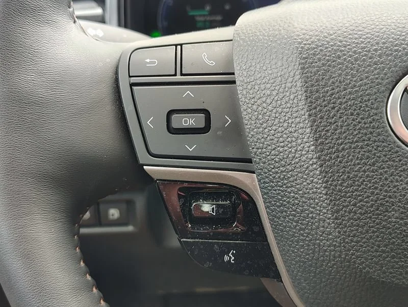 Used 2025 Off-white Toyota XLE image 13