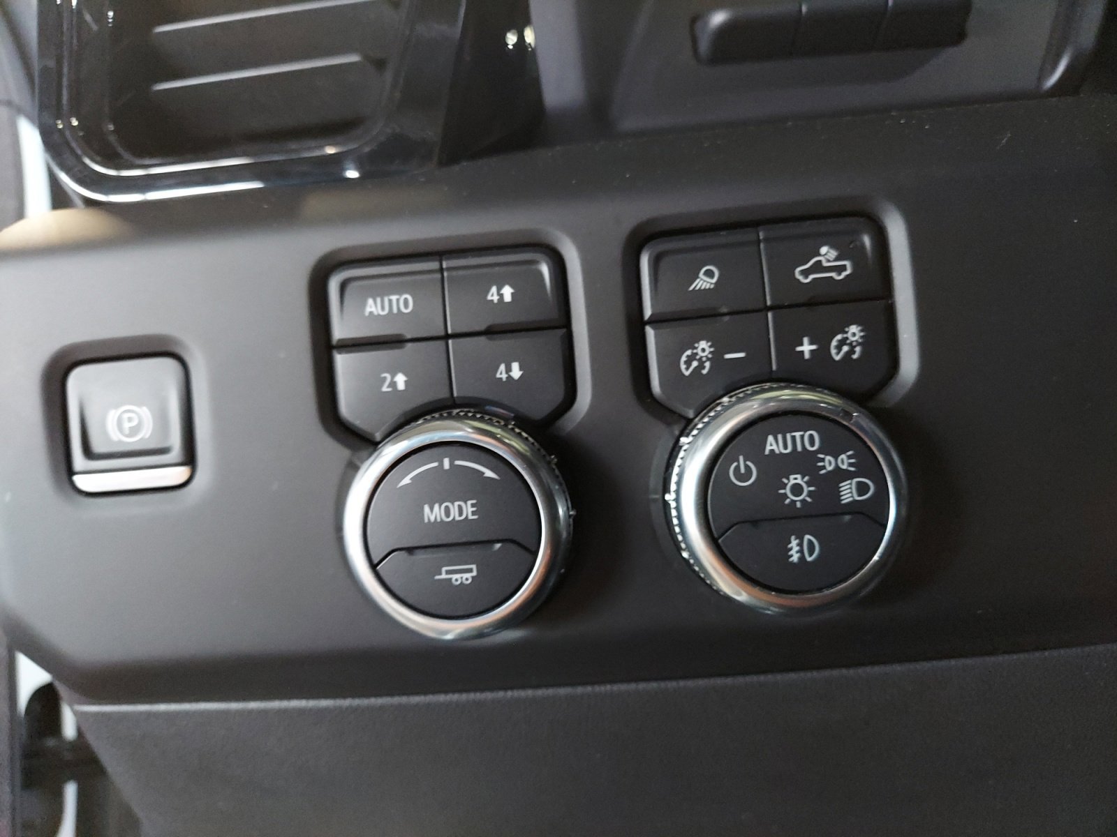 Used 2022 Summit White GMC AT4 image 27