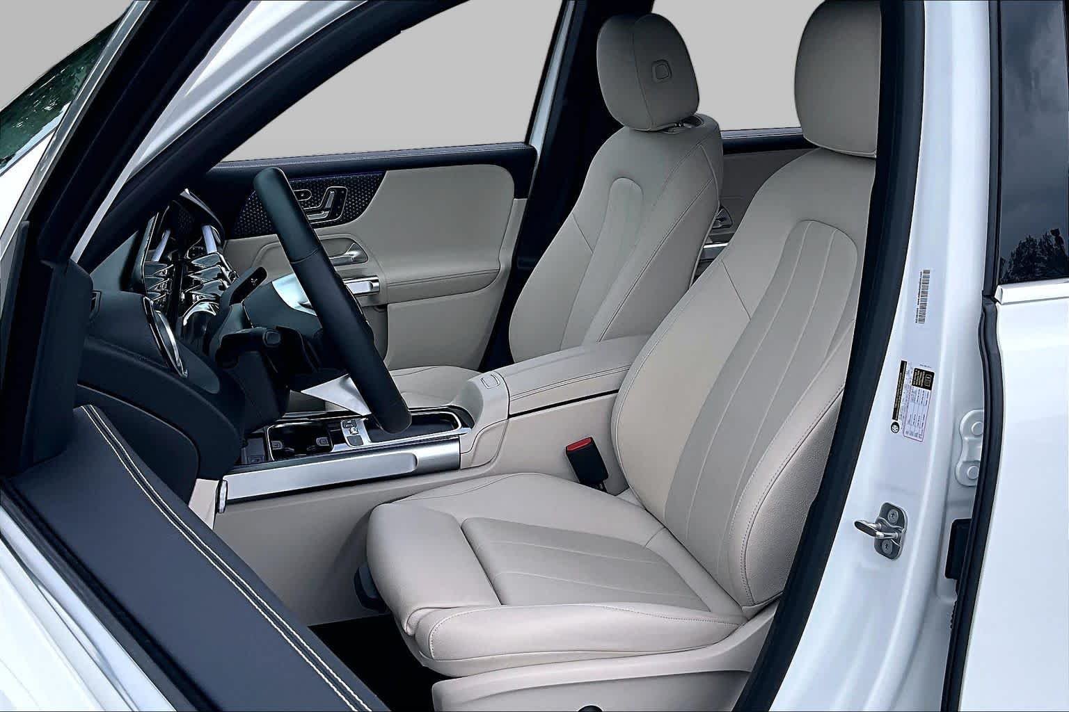 Certified Used 2025 Polar White Mercedes-Benz GLB 250 image 8