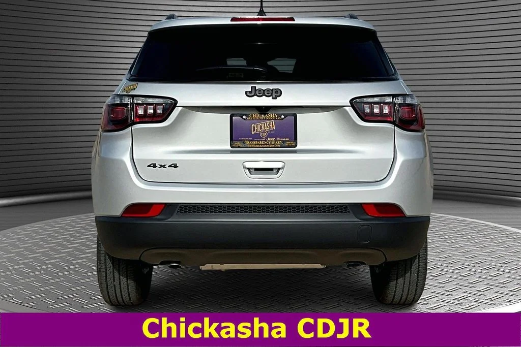 New 2026 Silver Zynith Metallic Clearcoat Jeep Latitude image 4