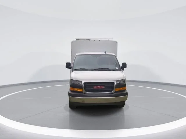 New 2025 Summit White GMC 1WT image 2