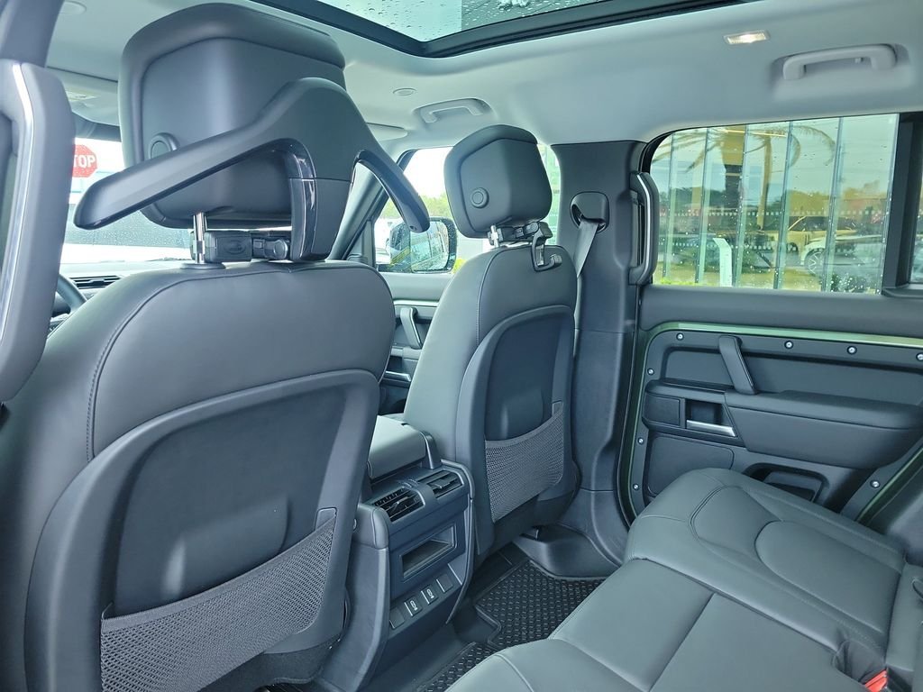 New 2026 Woolstone Green LAND ROVER X-Dynamic SE image 16
