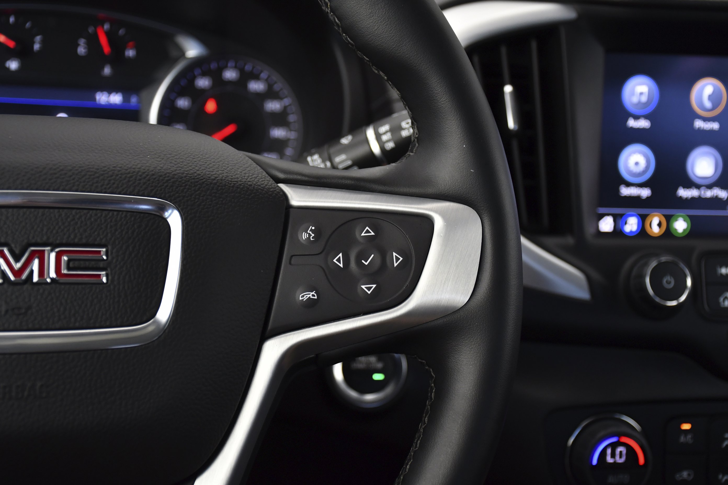 Used 2023 Marine Metallic GMC SLT image 9