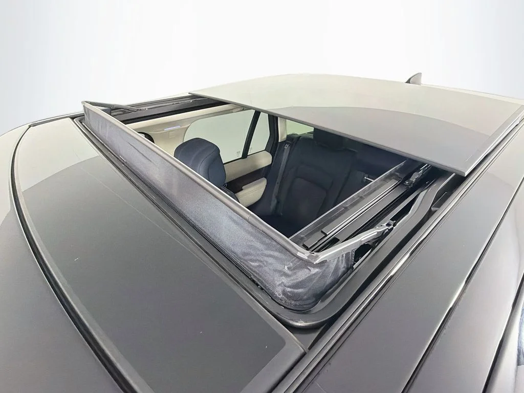 Used 2022 White Land Rover Westminster image 23