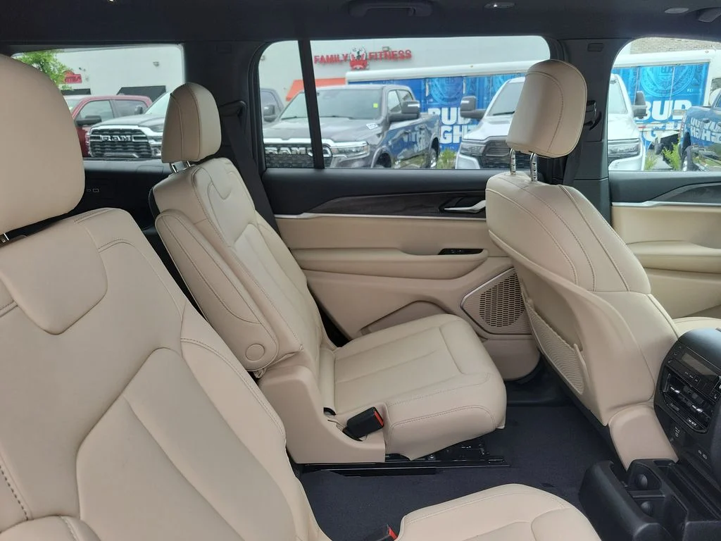 New 2026 Velvet Red Pearl-Coat Exterior Paint Jeep Limited image 30