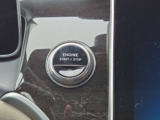 New 2026 Polar White Mercedes-Benz GLC300 image 11