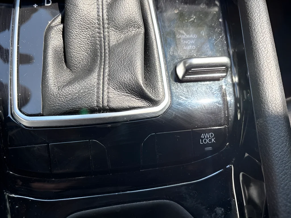 Used 2025 Bright White Clearcoat Jeep Latitude image 30