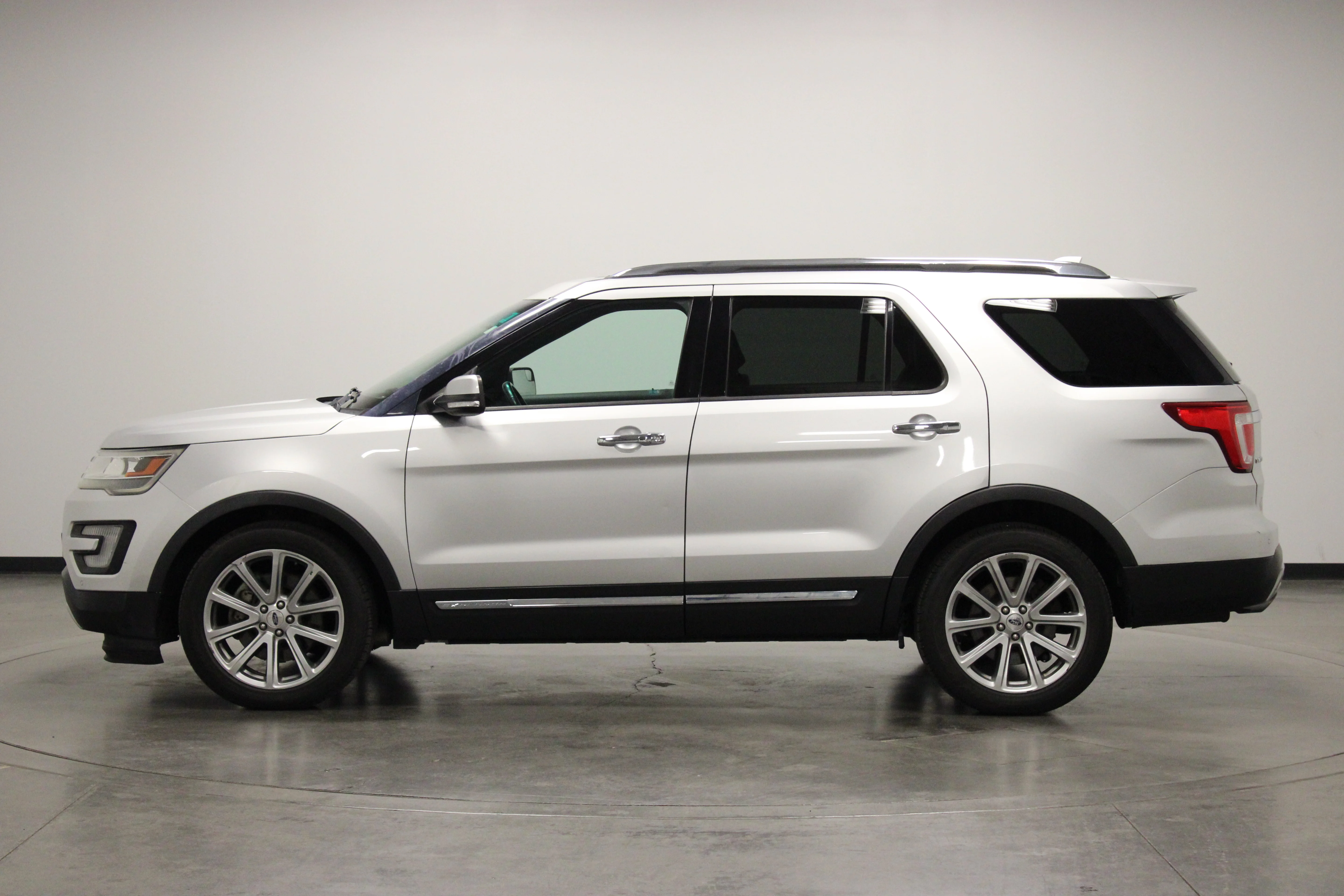 Used 2017 Ingot Silver Ford Limited image 5