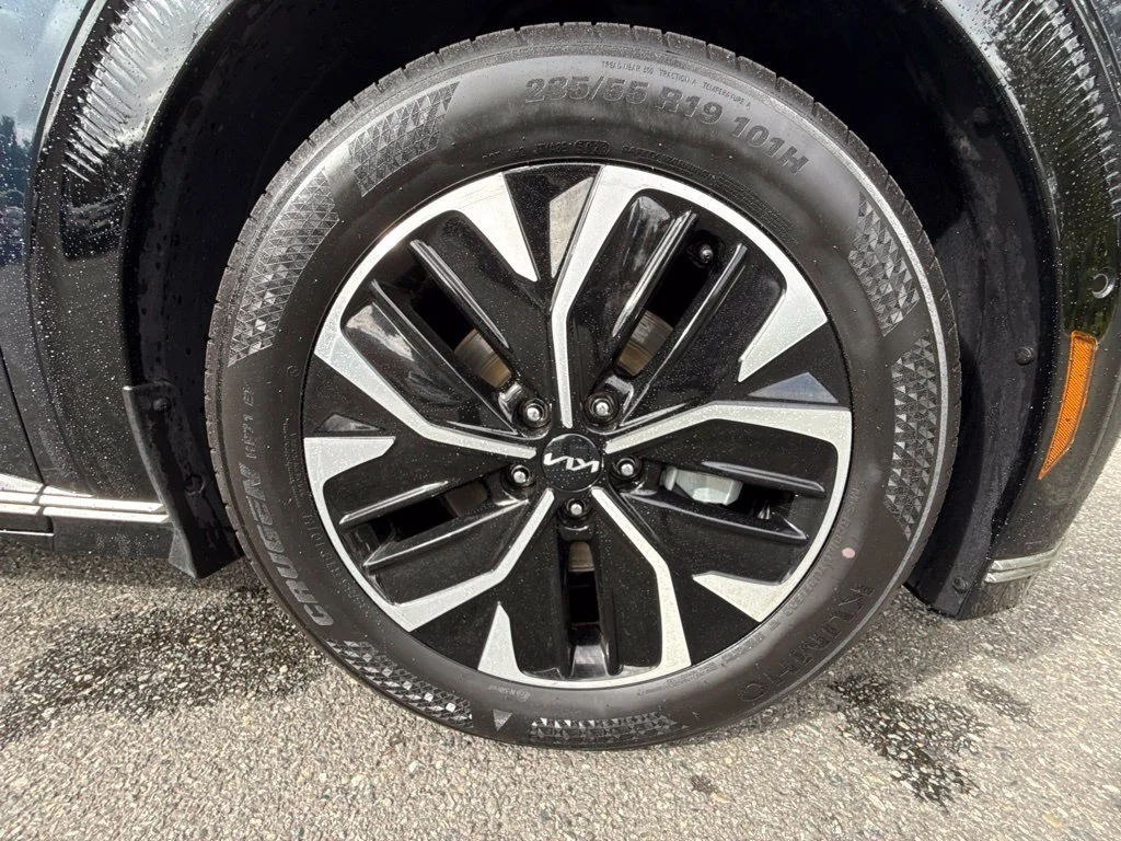 Used 2024 Gravity Blue Kia Wind image 19