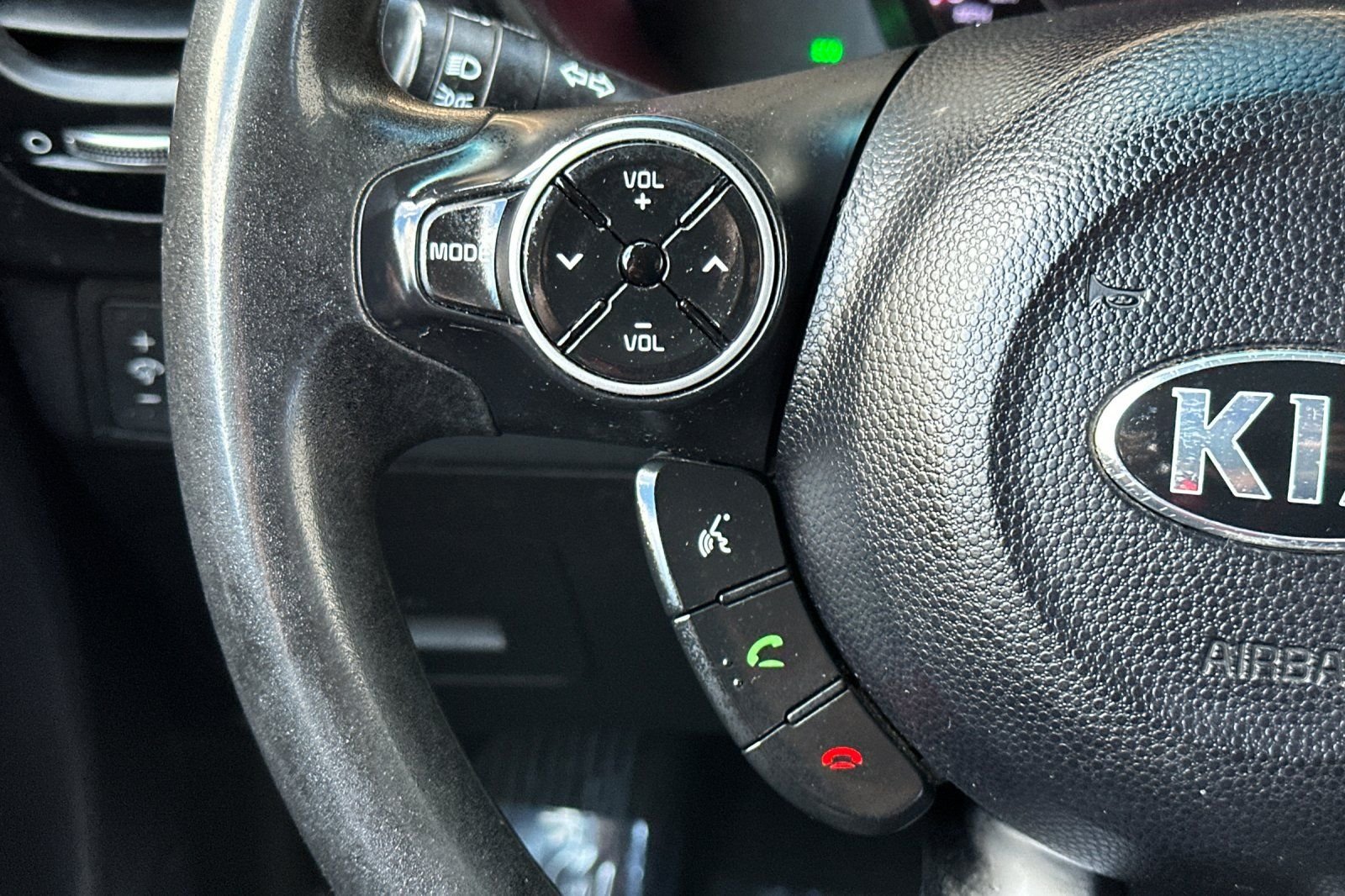 Used 2015 White Kia Base image 24