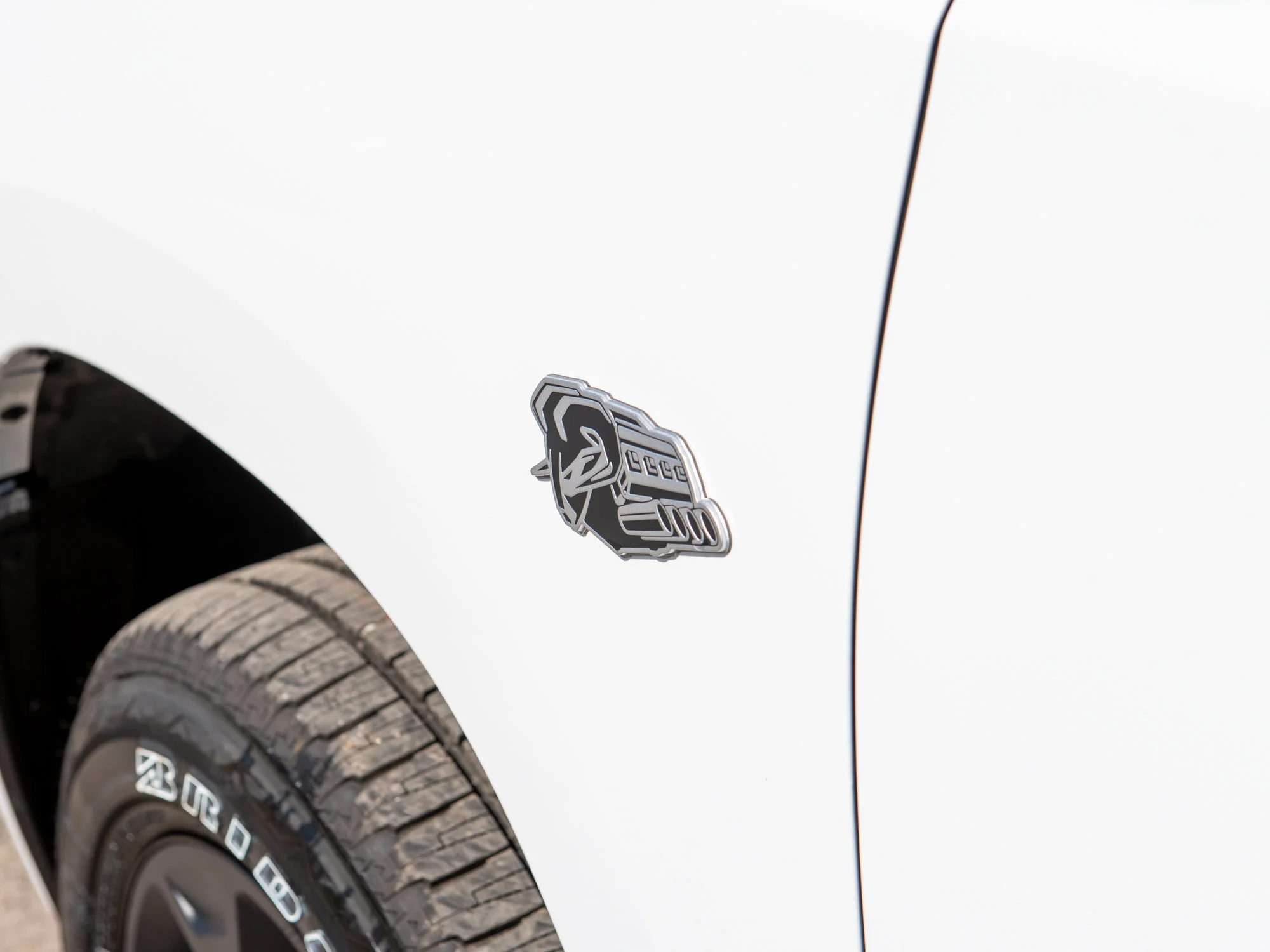 New 2026 White RAM Sport* Crew Cab 4x4, HEMI V8, Panoramic Sunroof, Heated Seats/Wheel image 3
