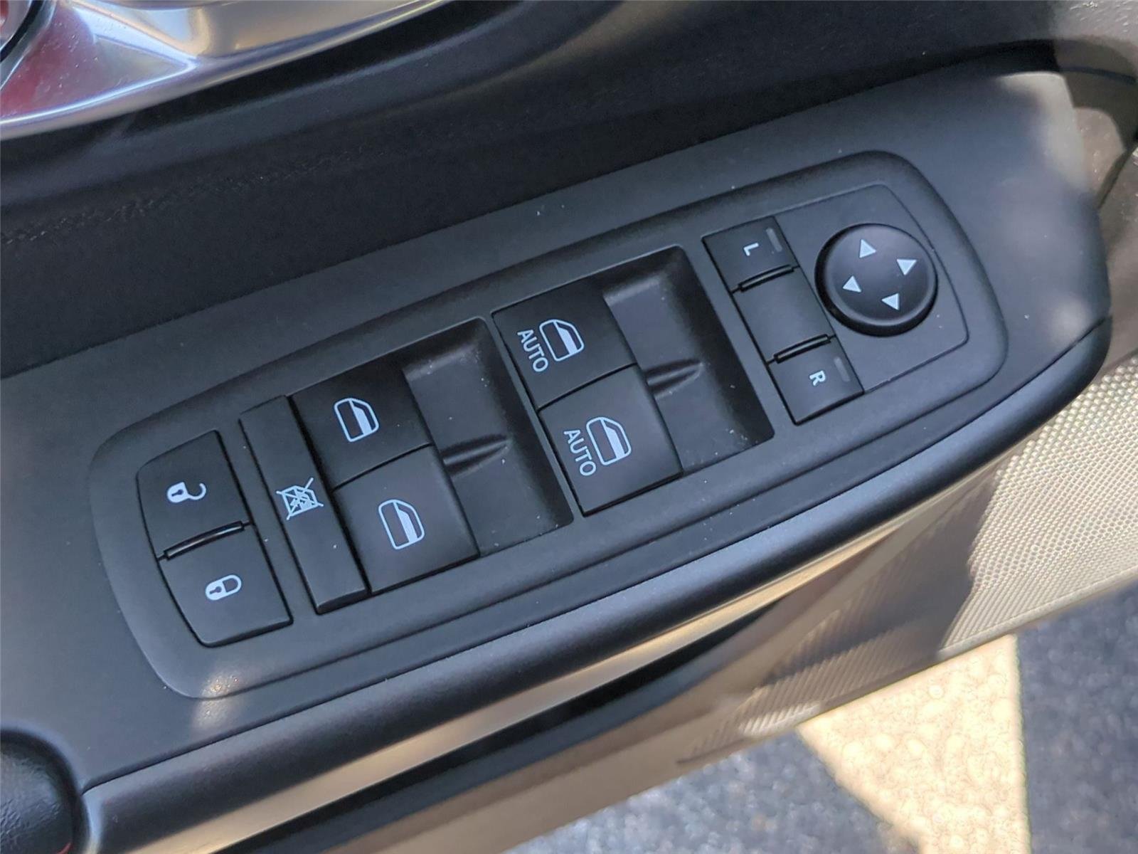 Used 2022 Diamond Black Crystal Pearlcoat Jeep Trailhawk image 16