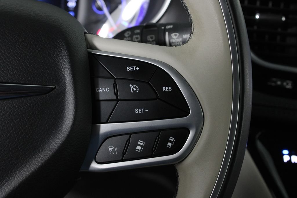 Used 2018 Gray Chrysler Limited image 26