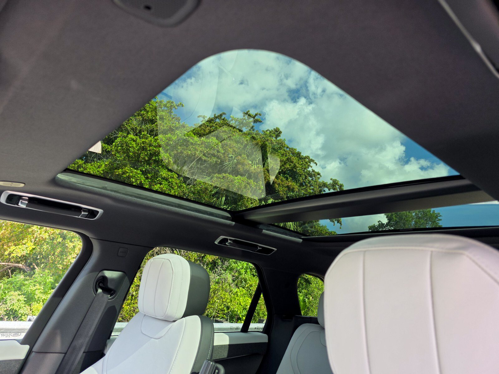 New 2026 Santorini Black Land Rover P460e Dynamic SE image 13