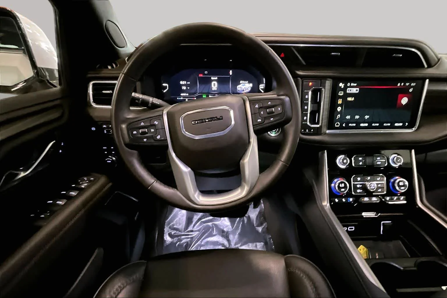 Used 2024 White Frost Tricoat GMC Denali image 6