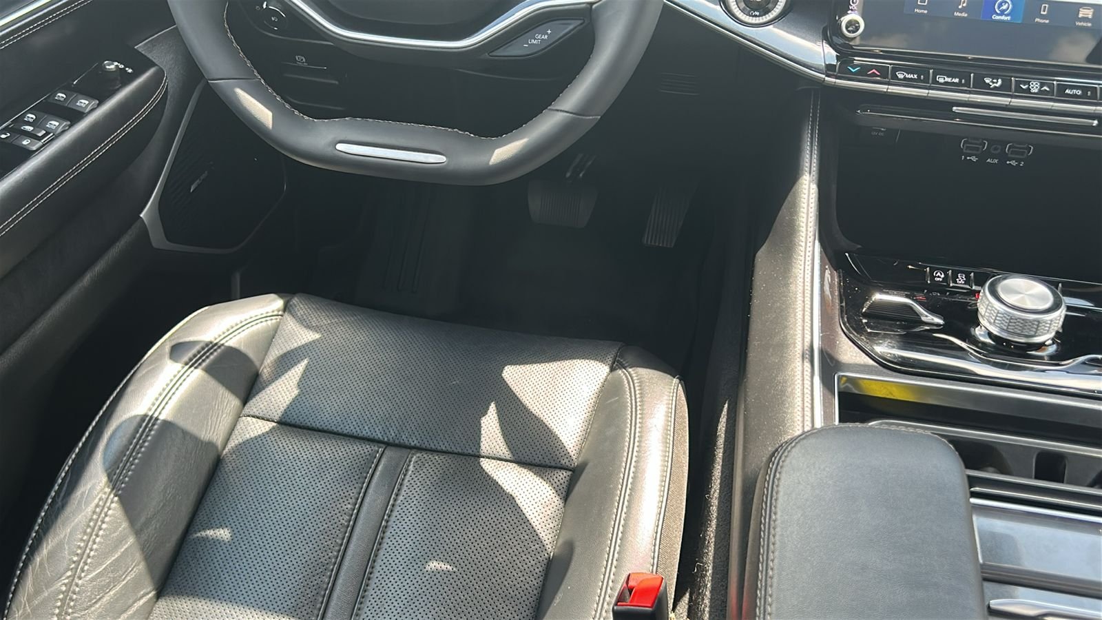 Used 2024 Gray Jeep Base image 14