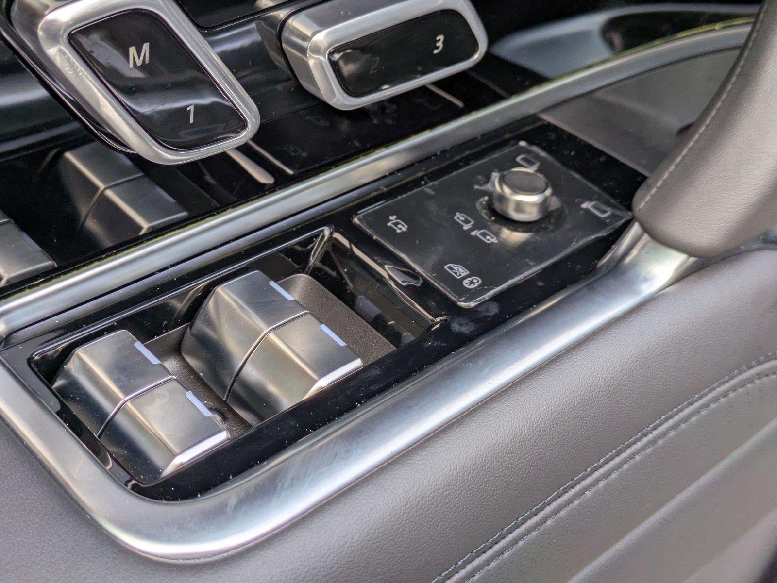 New 2026 Eiger Grey Metallic Land Rover SE image 12