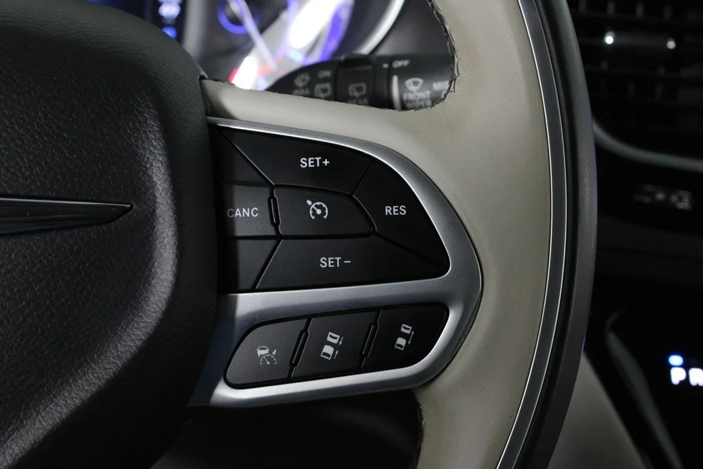 Used 2018 Gray Chrysler Limited image 26